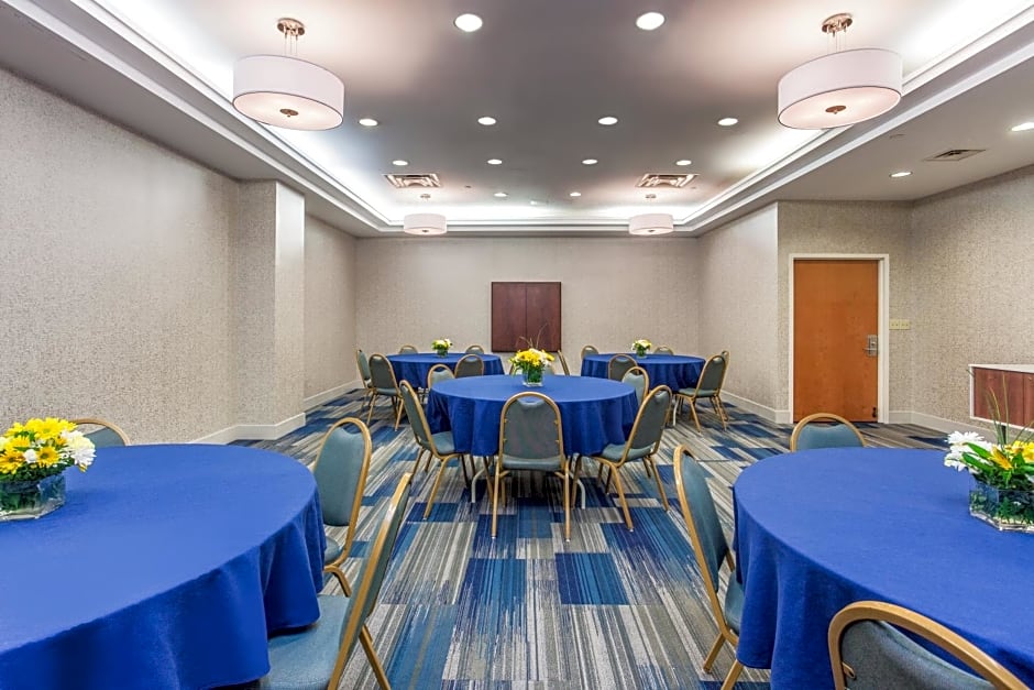 Holiday Inn Express Hauppauge-Long Island, an IHG Hotel