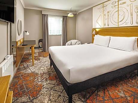 Accessible Room with 1 Queen Bed