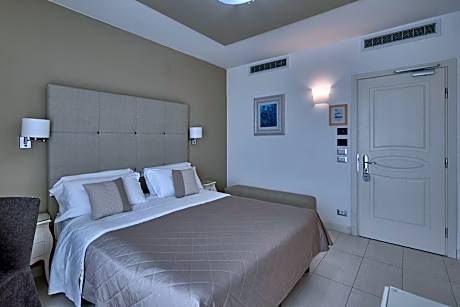 Superior Double or Twin Room with Partial Sea View