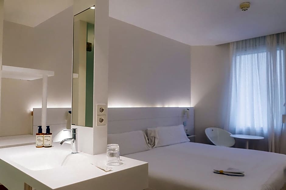 Pol & Grace Hotel