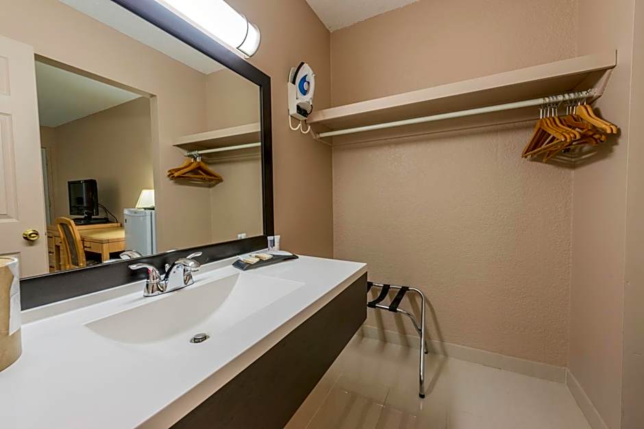 Howard Johnson by Wyndham Downtown Kamloops