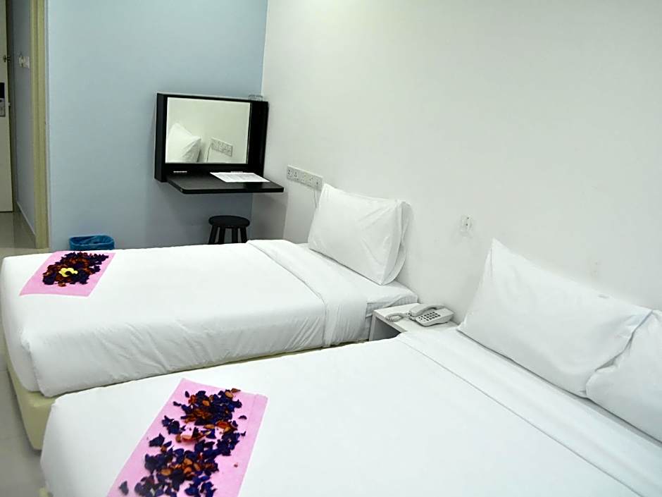 Photo 1 of 5 of Deluxe Family 1 Queen Bed