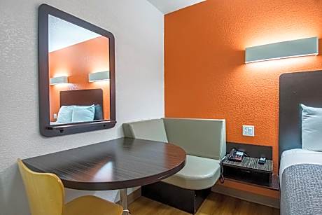 1 Queen Bed | Smoking, Mini Fridge