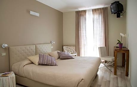 Superior Double Room with Balcony and Lake View