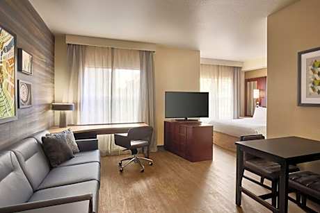 King Studio with Sofa Bed and Adapted Tub - Mobility and Hearing Accessible