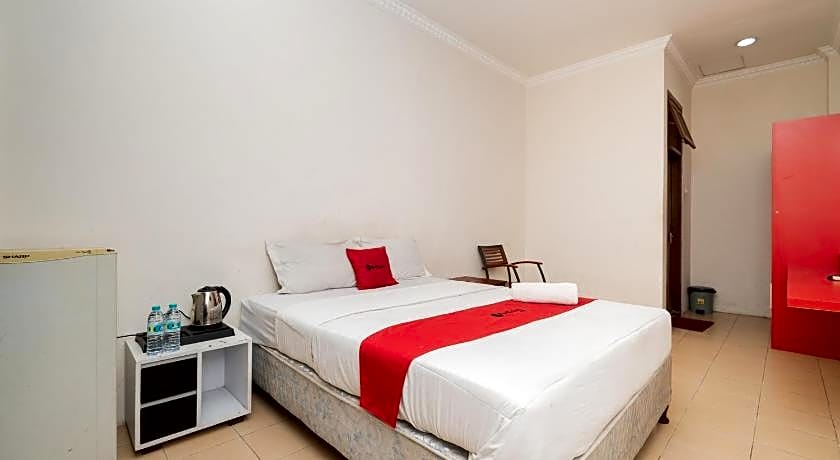 RedDoorz Plus @ Gunungsari Surabaya