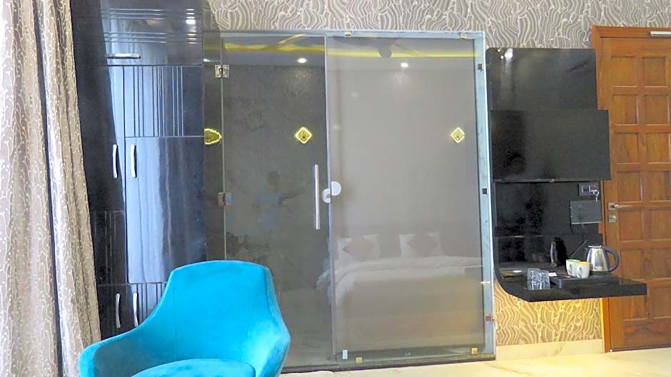 Photo 1 of 3 of Superior 1 King Bed