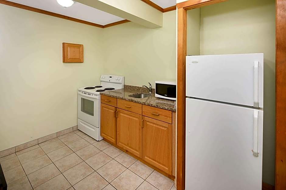 Travelodge by Wyndham Golden Sportsman Lodge