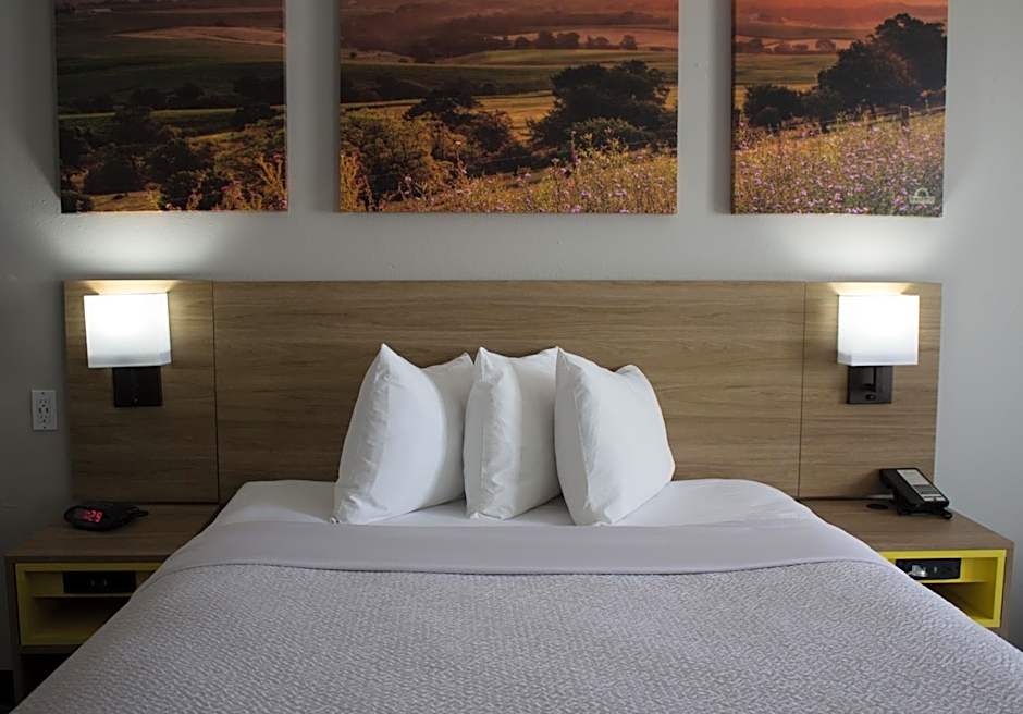 Days Inn by Wyndham Colby