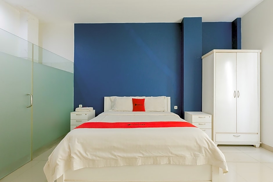 RedDoorz Plus near Living Plaza Jababeka