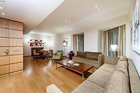 1 Bedroom Suite Dining