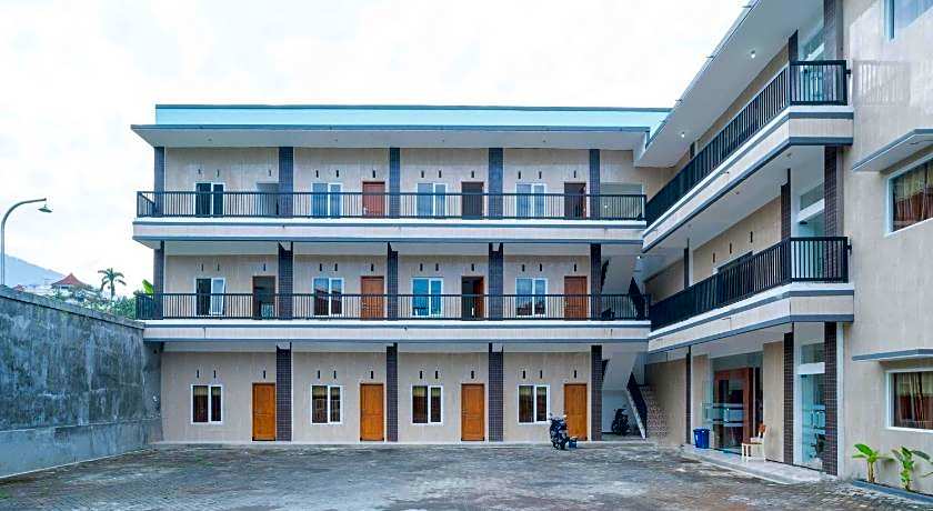 Sans Hotel Queen Batu