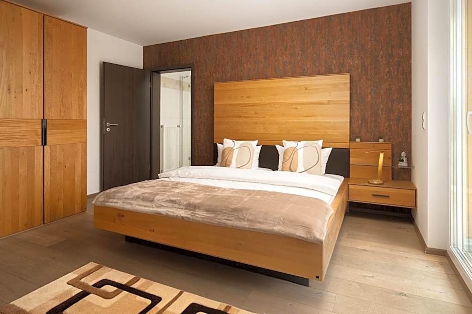 Hotel Vier Jahreszeiten an der Therme & Kliniken Bad Krozingen Nähe Freiburg & Schwarzwald Ideal für Wellness Kur & Business Ausflüge 24h Check In- WLAN & Parken gratis