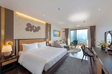 Premier Queen Room with Balcony and Mountain View