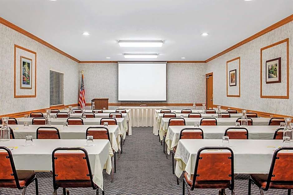 Days Inn by Wyndham Marquette