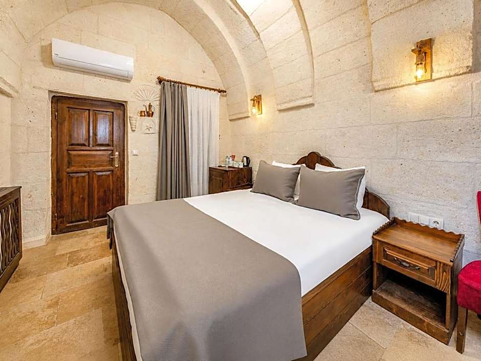 Castle Cave Hotel