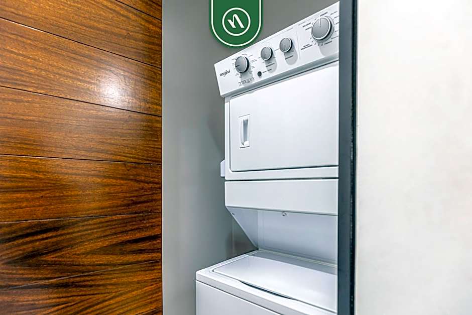 Amazing 2BR Condo with Rooftop pool - BBQ