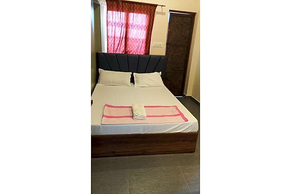 Khushi Paying Guest House