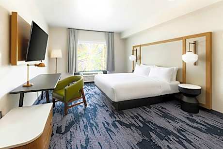 King Room with Transfer Shower and Roll-In Shower - Mobility Access/Hearing Accessible