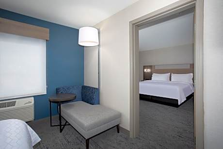 King Suite with Two Queen Beds and Tub - Mobility Accessible
