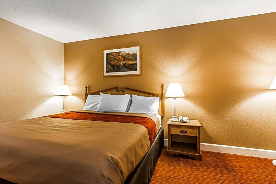 Econo Lodge Inn & Suites