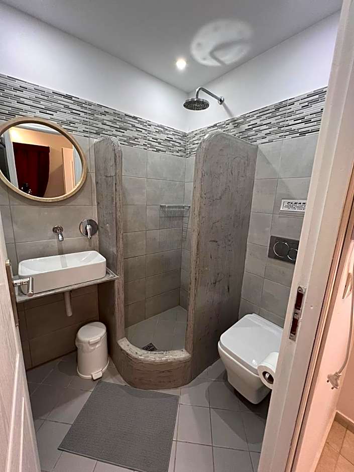 Birds Villa Apartments with Heated Pool - Including Car and Breakfast