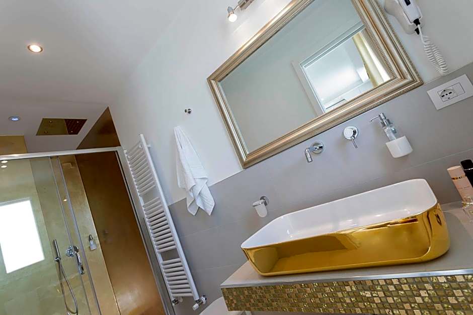 White Suite & Apartments
