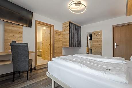 Double or Twin Room with Mountain View