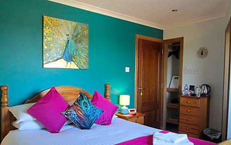 king-standard-ensuite-garden view-bedroom 1 ks