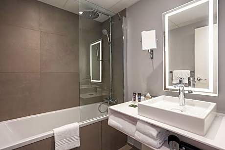 Two Adjacent Queen Rooms (non communicating)