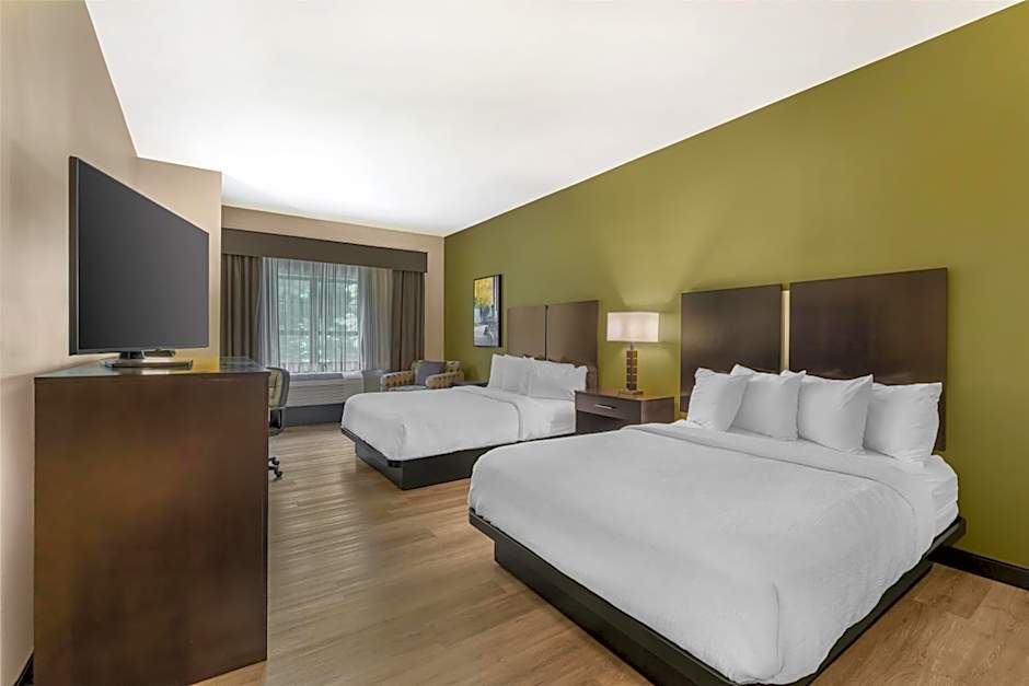 Photo 1 of 4 of 2 Queen Beds, Accessible, Bathtub