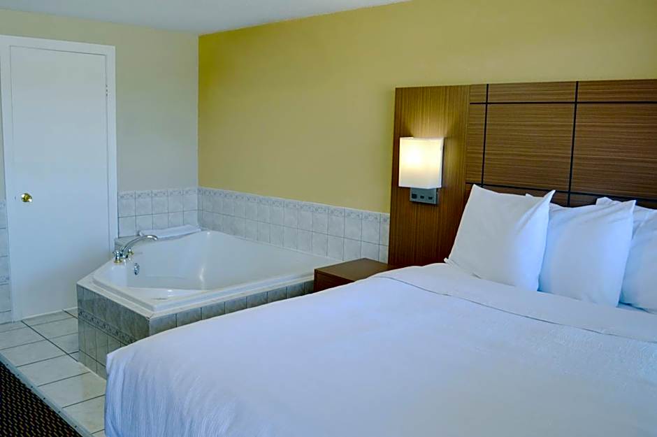 Photo 1 of 11 of 1 Queen Bed, Hot Tub
