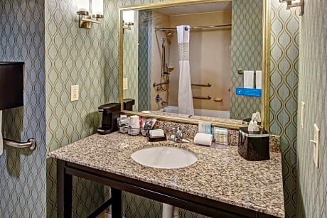  2 QUEENS MOBILITY ACCESS W/TUB NONSMOKING - MICROWV/FRIDGE/HDTV/WORK AREA - FREE WI-FI/HOT BREAKFAST INCLUDED -