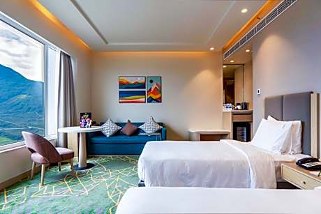 Standard Twin Room with Mountain View