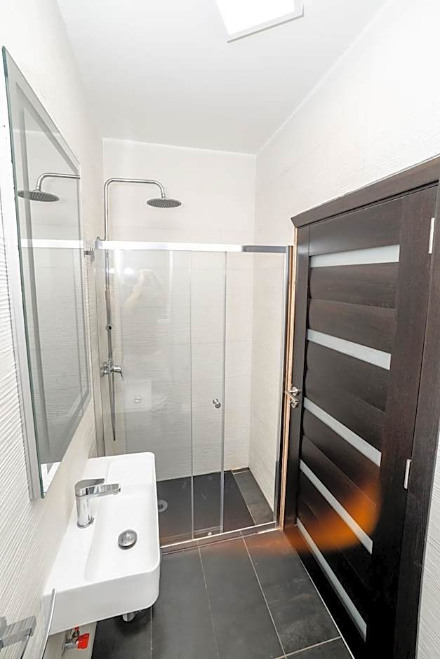 Spacious 2BR Apartment with Terrace - by HostMT