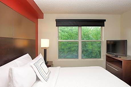 2 Bedroom Suite, Bedroom 1: 1 Queen, Bedroom 2: 1 Queen, Sofa bed