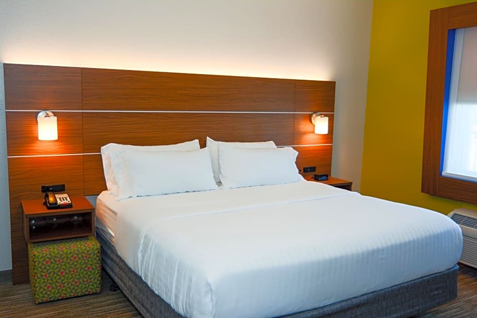 Holiday Inn Express Hotel & Suites New Boston