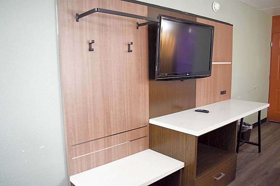 Super 8 by Wyndham Raleigh Downtown South