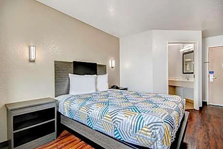 1 Queen Bed | Mobil Access Tub Nsmk Micfridg