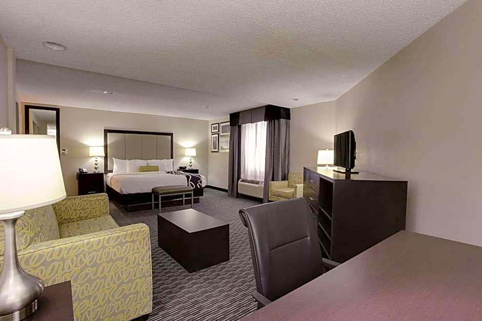 La Quinta Inn & Suites by Wyndham Detroit Metro Airport