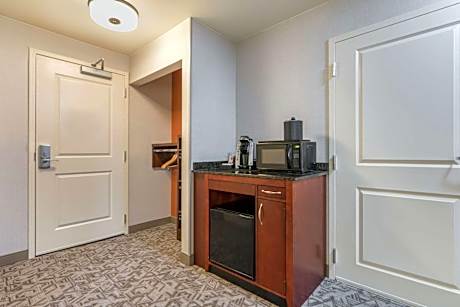 King Room with Bath Tub - Mobility and Hearing Accessible