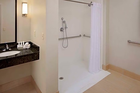  KING MOBILITY ACCESSIBLE ROLL IN SHOWER SUITE - SEPARATE BDRM/LIVING RM-SOFABED-FULL KITCHEN - FREE WIFI-DAILY HOT BREAKFAST-24/7 SUITE SHOP -
