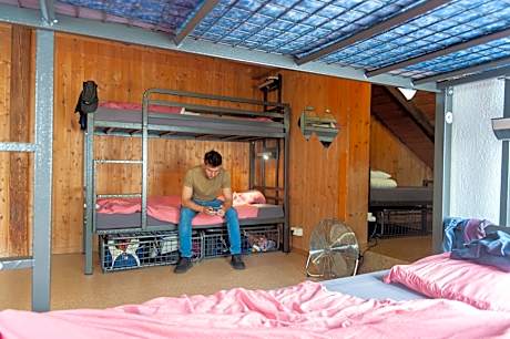 Private 8-bed