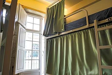 Bed in 6-Bed Mixed Dormitory Room