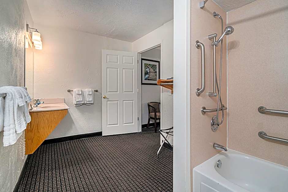 Travelodge by Wyndham Traverse City MI