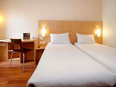 Standard Room With 2 Zip-Beds