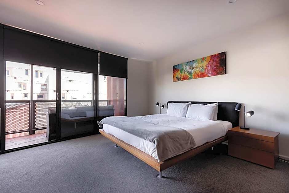 Inner-city 2 bedroom apartment - perfectly located