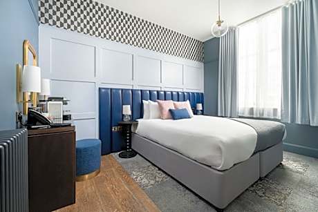 King Room with Roll-In Shower - Disability Access