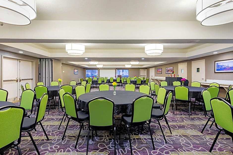 La Quinta Inn & Suites by Wyndham Hayward Oakland Airport