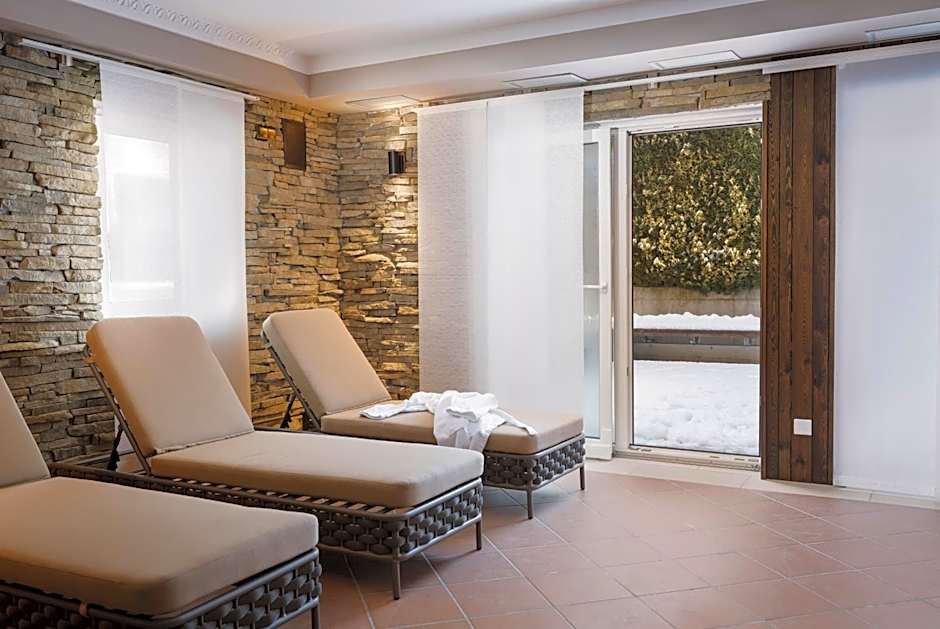 Aparthotel Familiaris - Family Apartments - Pools & Spa in Dolomites